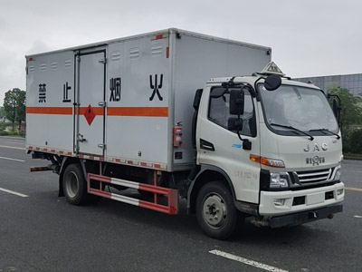 江特牌JDF5120XRYHFC6型易燃液體廂式運輸車